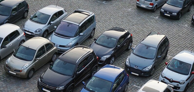 Mehrere Autos auf einem Parkplatz