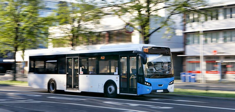 Fahrender Stadtbus