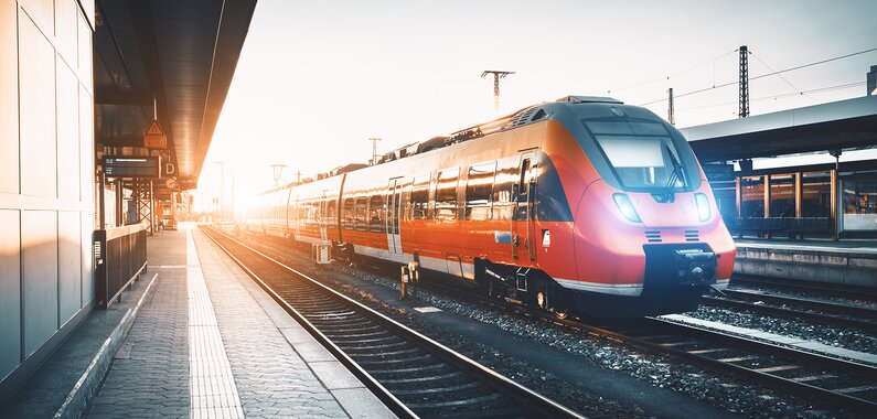 Ein Zug fährt am Bahnhof ein
