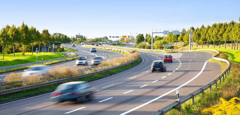 Fahrende Autos auf einer Autobahn